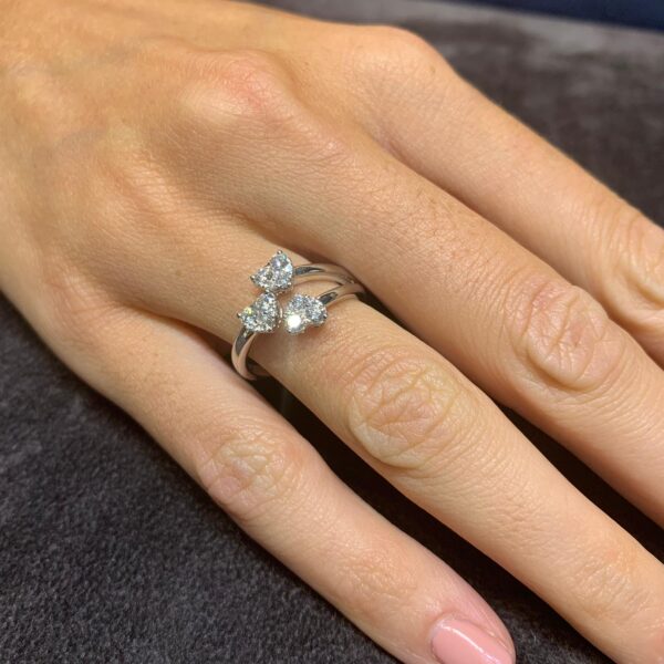 Anello tre cuori  diamanti ct  0,55 Crivelli - immagine 5