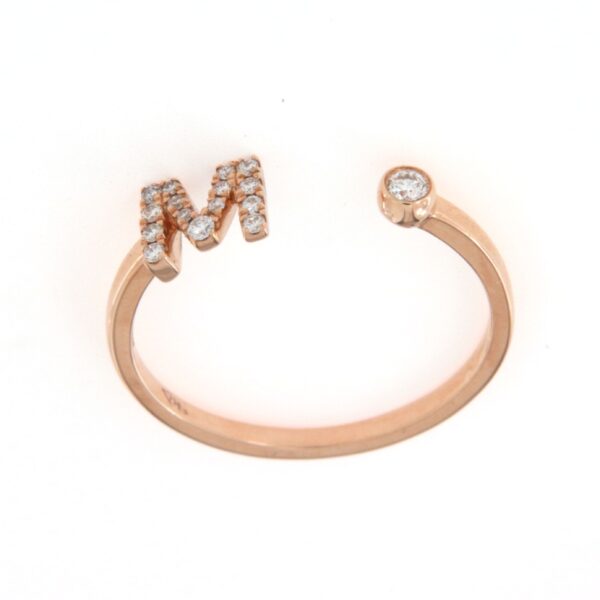 Anello lettera M diamanti Crivelli ct. 0.10