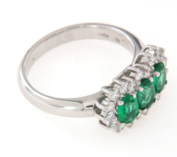 Anello contorno smeraldo e diamanti Crivelli - immagine 4