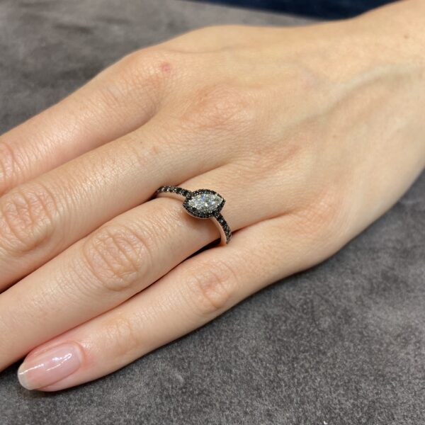 Anello Diamanti Bianchi Navette Neri Crivelli - immagine 3