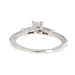 Anello Solitario Diamanti Baguette Sinesi - immagine 4