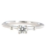 Anello Solitario Diamanti Baguette Sinesi - immagine 7