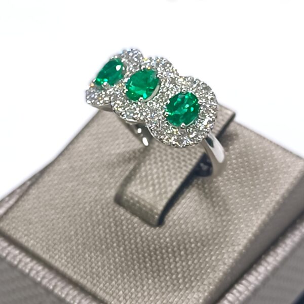 Anello oro bianco 18 kt Trilogy Smeraldi  Diamanti - immagine 2