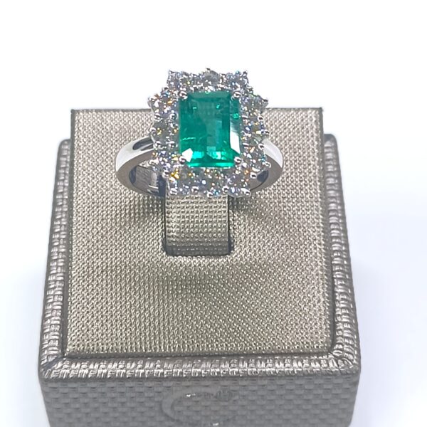 Anello oro bianco 18 kt Smeraldo centrale diamanti - immagine 2