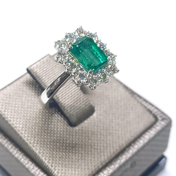 Anello oro bianco 18 kt Smeraldo centrale diamanti - immagine 3