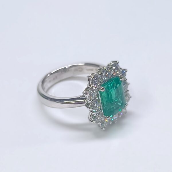 Anello oro bianco 18 kt Smeraldo centrale diamanti - immagine 5
