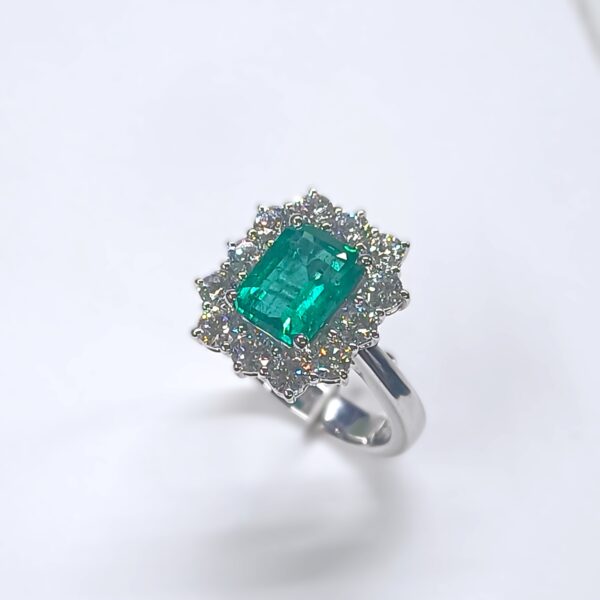 Anello oro bianco 18 kt Smeraldo centrale diamanti